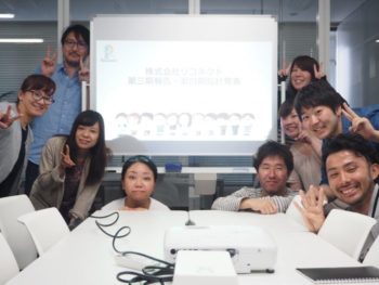 株式会社リコネクトのスタッフ集合写真です。