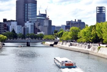 平和記念公園の川のある風景